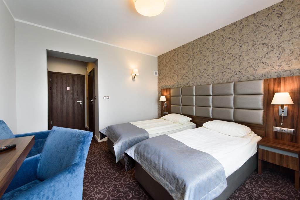 Hotel Nowy Dwór Trzebnica Exterior foto