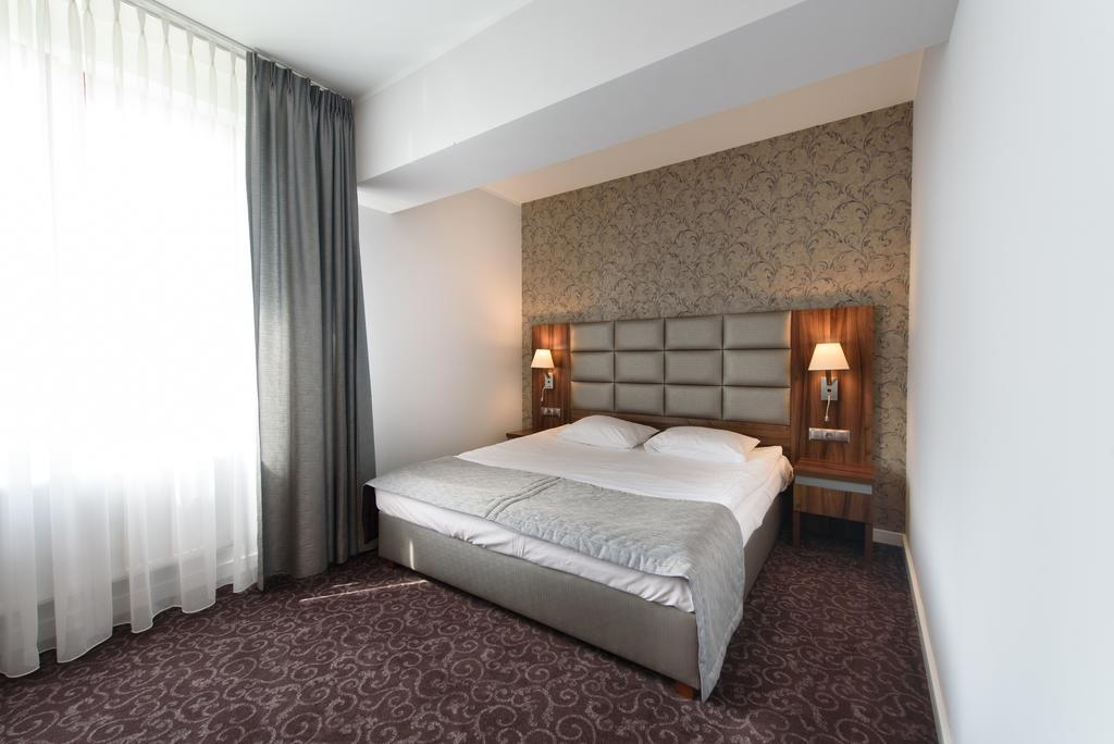 Hotel Nowy Dwór Trzebnica Exterior foto
